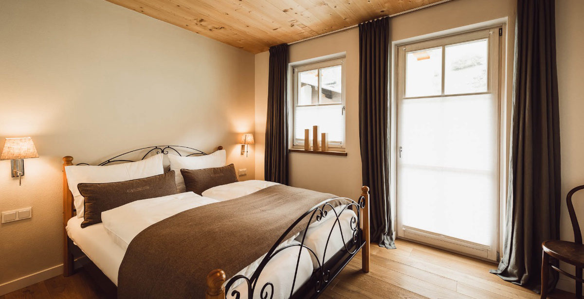 Schlafzimmer Luxus Chalet-2 Großzügig angelegte Schlafräume mit Naturmaterialien