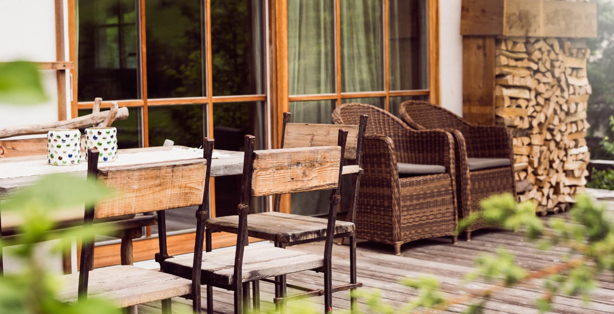 andreschoenherr_DSC4299-Arbeitskopie-2 Terrasse mit Essplatz, Kaminholz und Grillstation