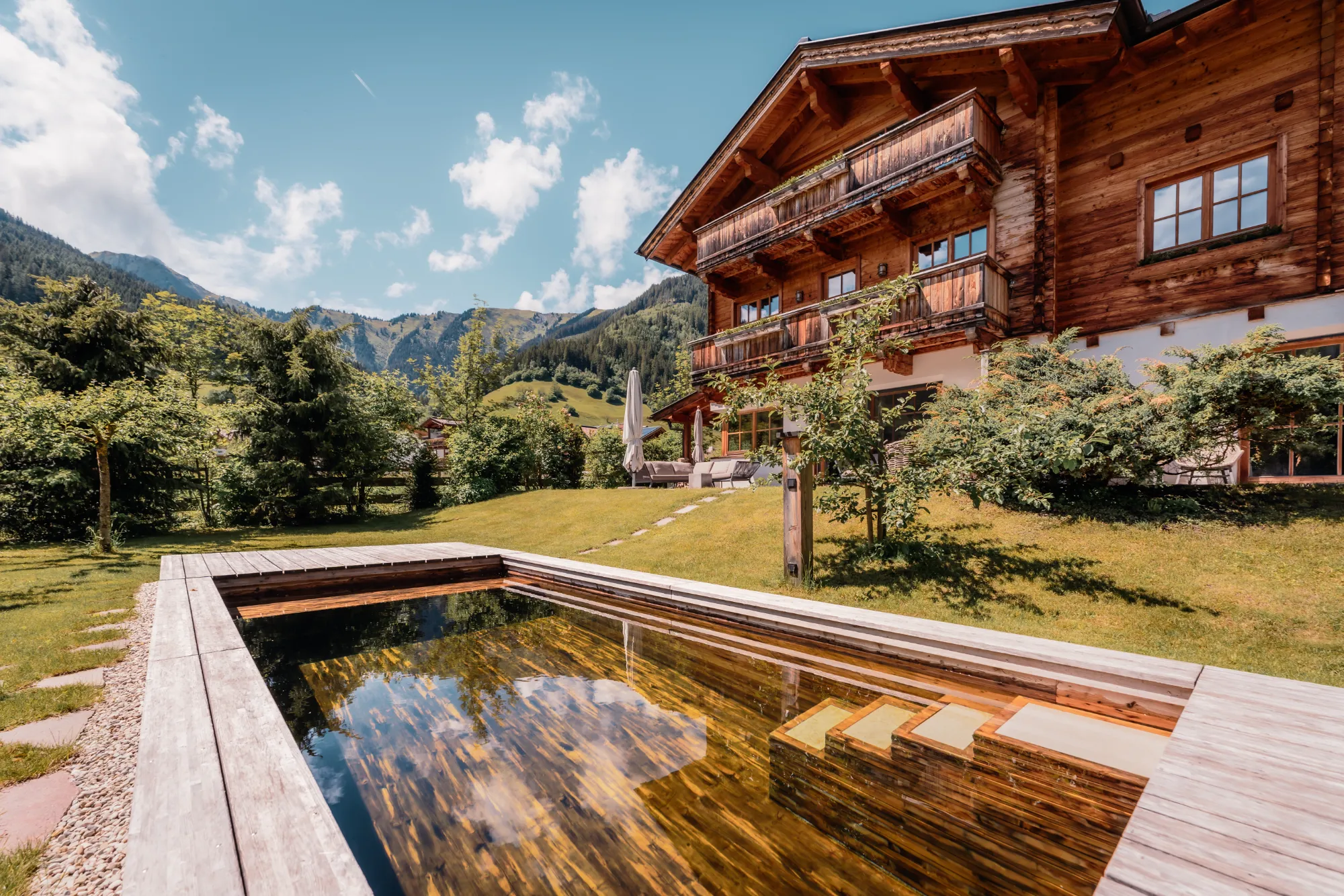Naturholzpool hoc ansicht mit haus