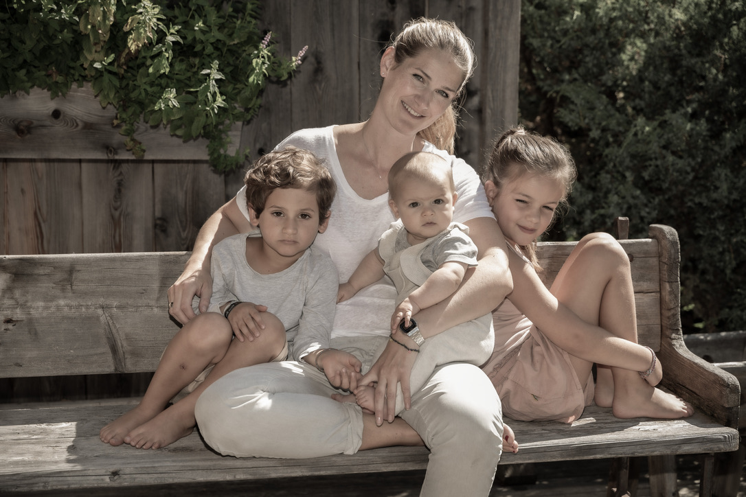 Anna mit kinder chalet stolz